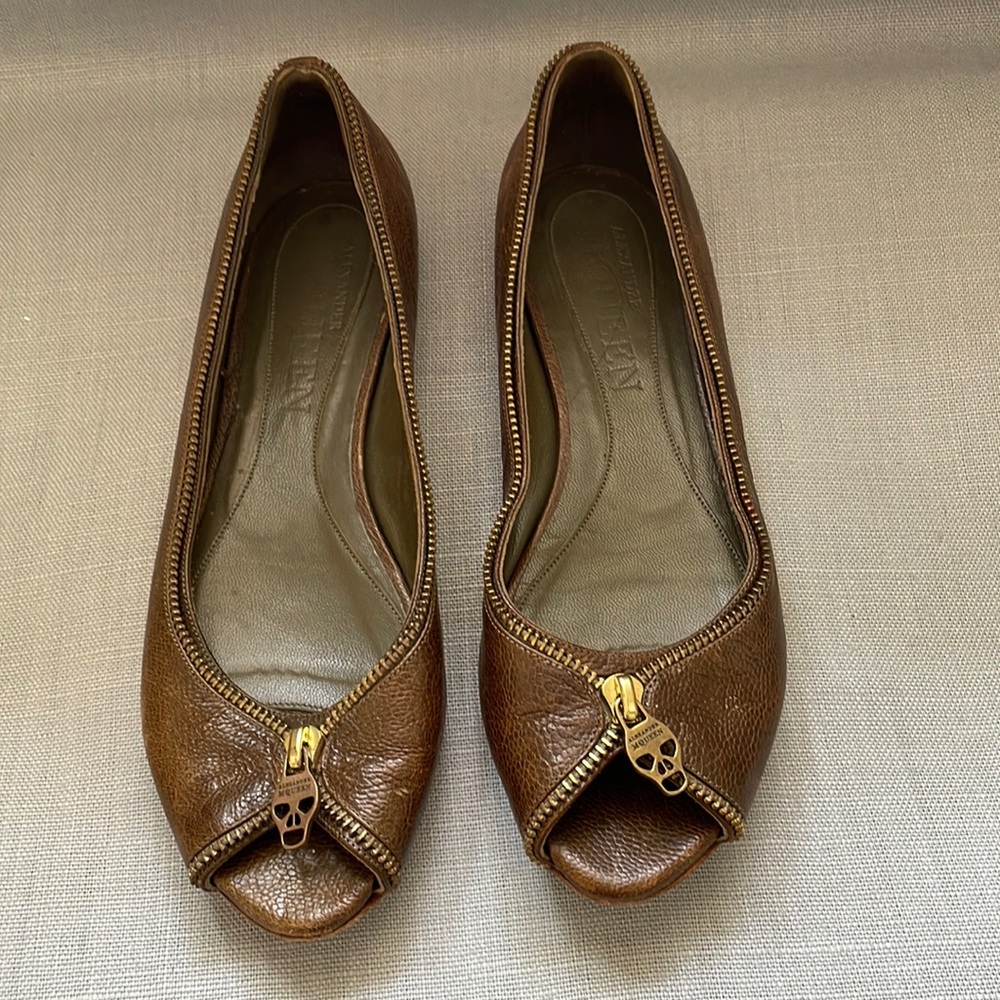 Alexander McQueen flats size 38.5 with skull zipper detail